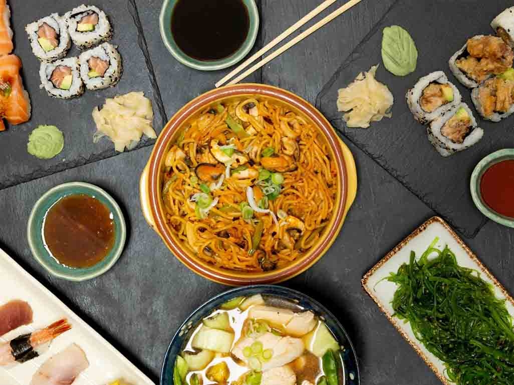 Crispy noodles served with chicken and spring onions