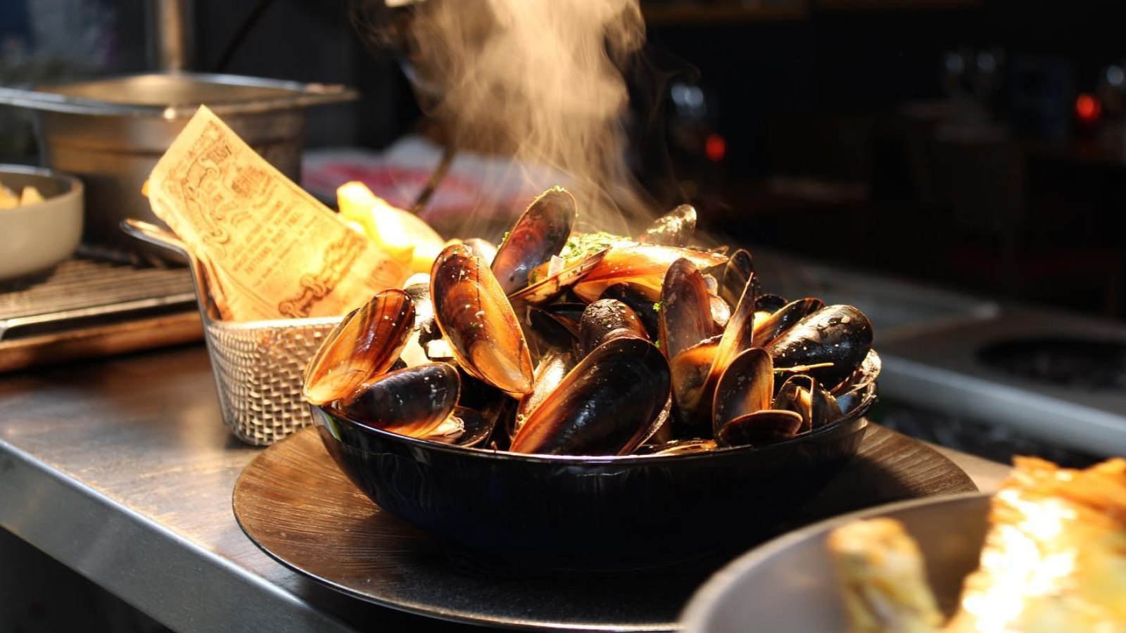 Steams muscles ready to serve at Lamour Restaurant 
